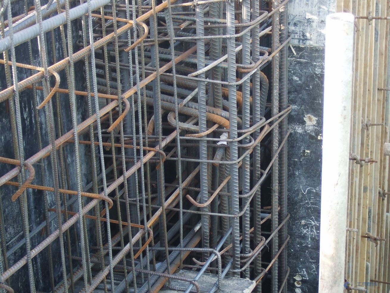 框架結(jié)構(gòu)加固設(shè)計(jì)費(fèi)用，框架結(jié)構(gòu)加固設(shè)計(jì)費(fèi)用解析與影響因素探究 行業(yè)新聞 第3張