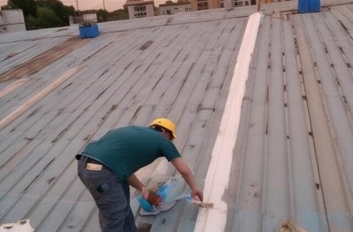 彩鋼屋頂漏水怎么處理（彩鋼屋頂漏水怎么辦齊家彩鋼瓦屋面漏水修復(fù)全攻略）