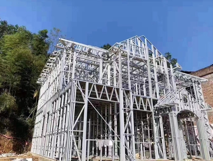 別墅鋼結(jié)構(gòu)簡介(當(dāng)傳統(tǒng)磚瓦遇見現(xiàn)代鋼結(jié)構(gòu)別墅)