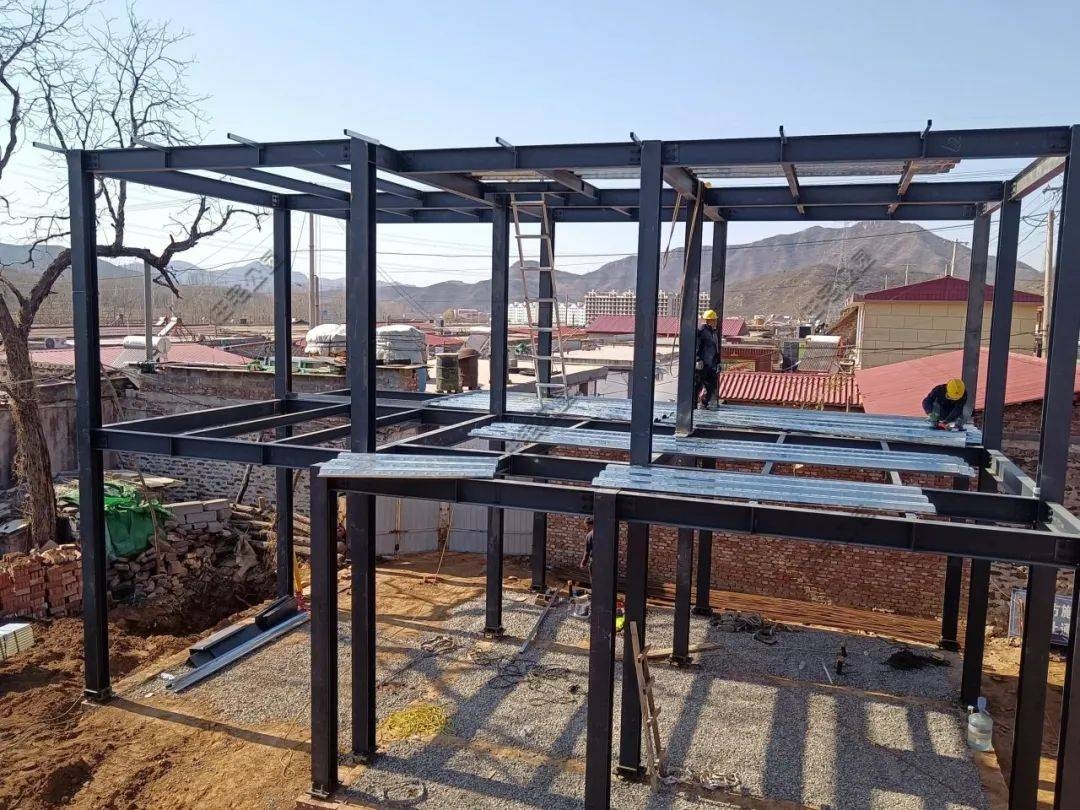 別墅鋼結(jié)構(gòu)簡介(當(dāng)傳統(tǒng)磚瓦遇見現(xiàn)代鋼結(jié)構(gòu)別墅)