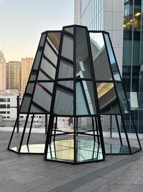 有哪些著名的鋼結(jié)構(gòu)玻璃幕墻案例？（有哪些著名的鋼結(jié)構(gòu)玻璃幕墻案例共參考1篇資料）