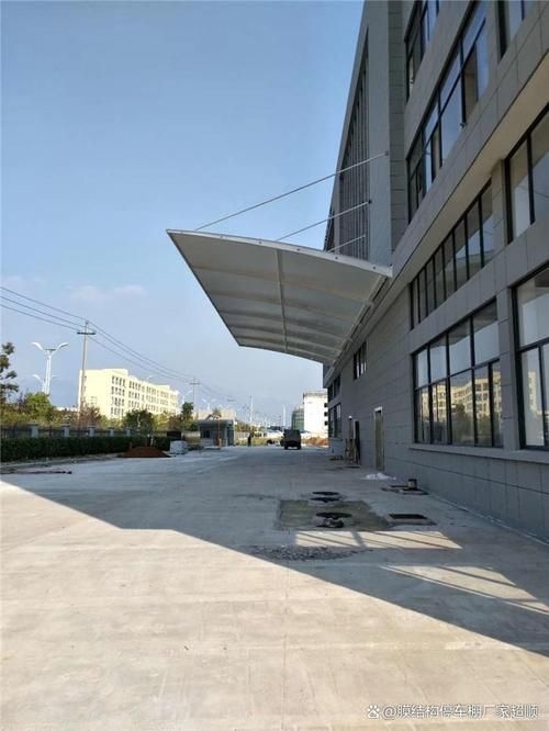 給我一些鋼結(jié)構(gòu)門頭雨棚的安裝圖片（給我一些鋼結(jié)構(gòu)門頭雨棚的安裝圖片共參考3篇資料）