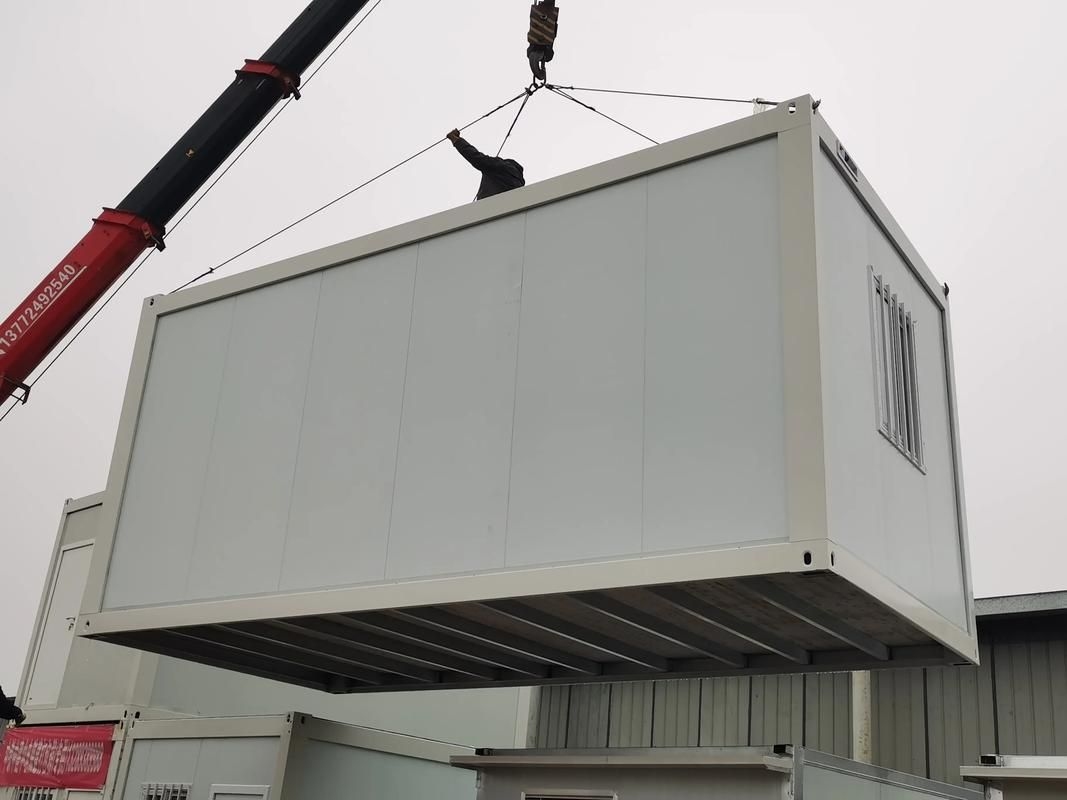 給我一些鋼制集裝箱的圖片