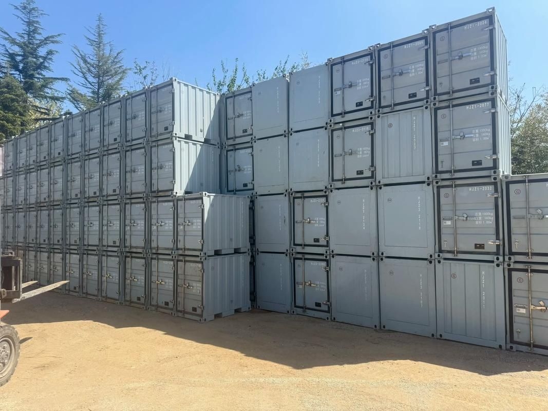 給我一些鋼制集裝箱的圖片