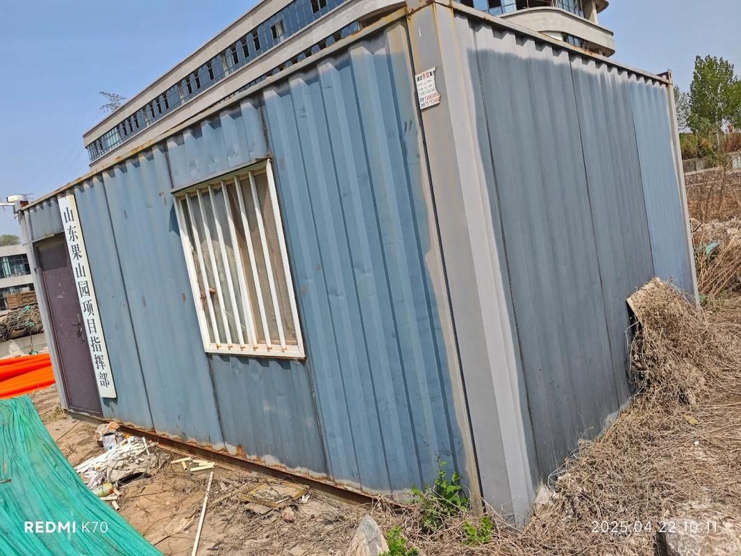 給我一些鋼制集裝箱的圖片