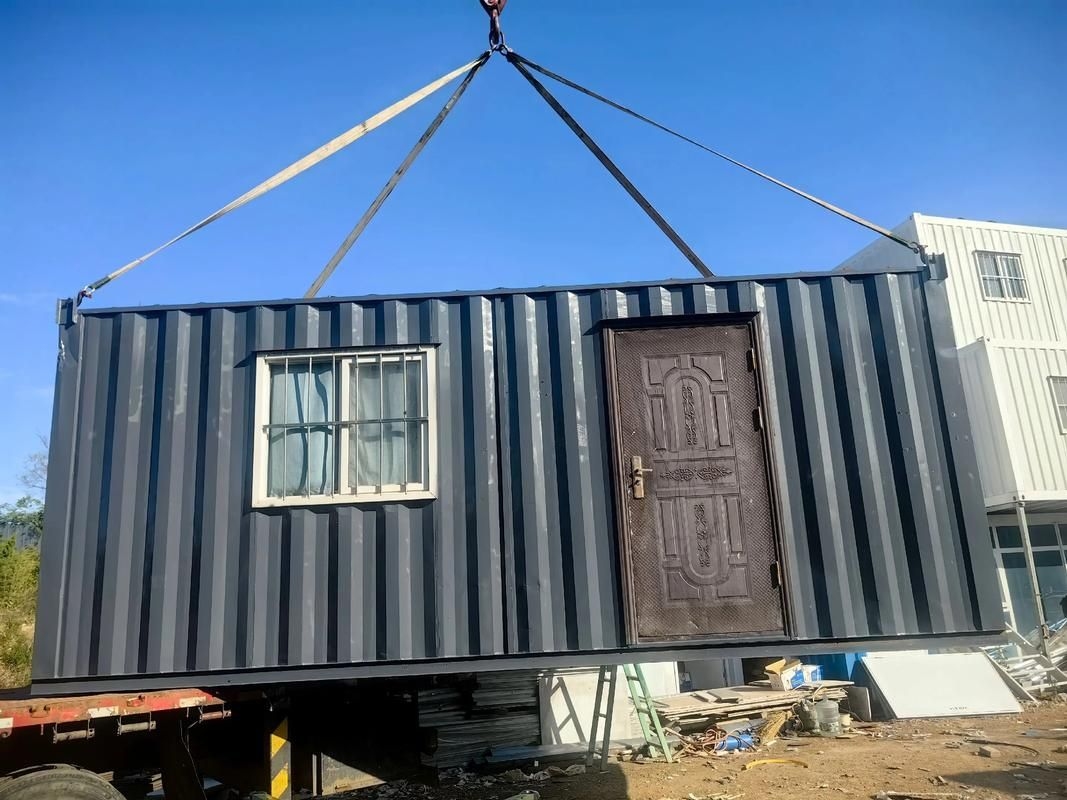 給我一些鋼制集裝箱的圖片