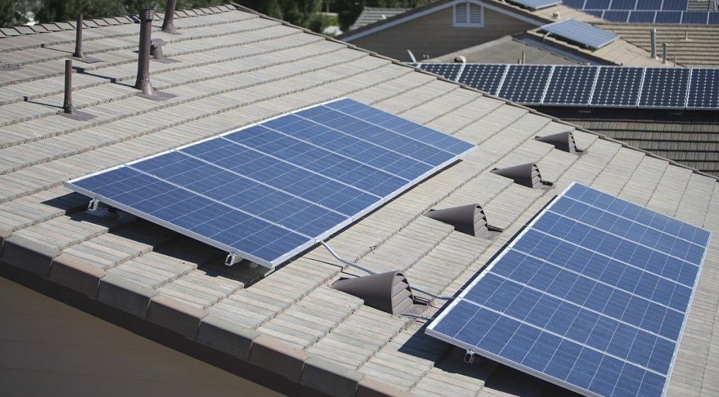 如何確保屋頂光伏系統(tǒng)的穩(wěn)固性？（屋頂光伏系統(tǒng)安裝秘籍大放送平面屋頂光伏支架安裝秘籍大放送）