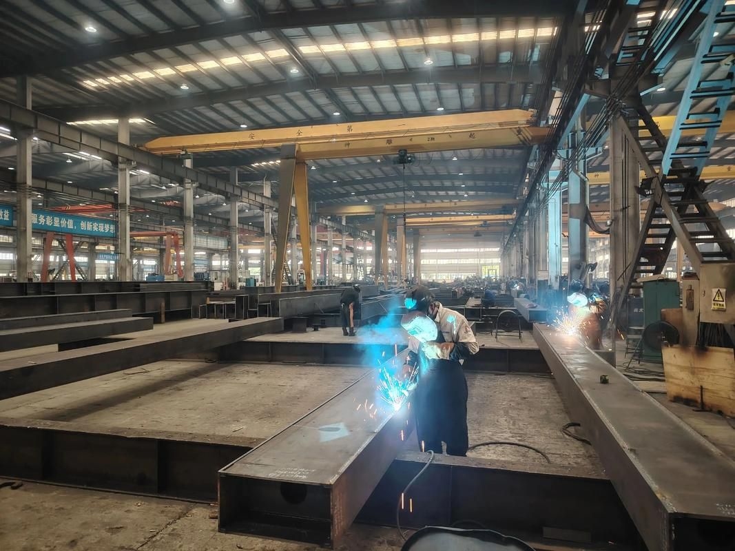 鋼結(jié)構(gòu)加工車間圖片(鋼結(jié)構(gòu)加工車間圖片共參考5篇,我?guī)湍阏伊艘恍╀摻Y(jié)構(gòu)加工車間的實(shí)景圖片)