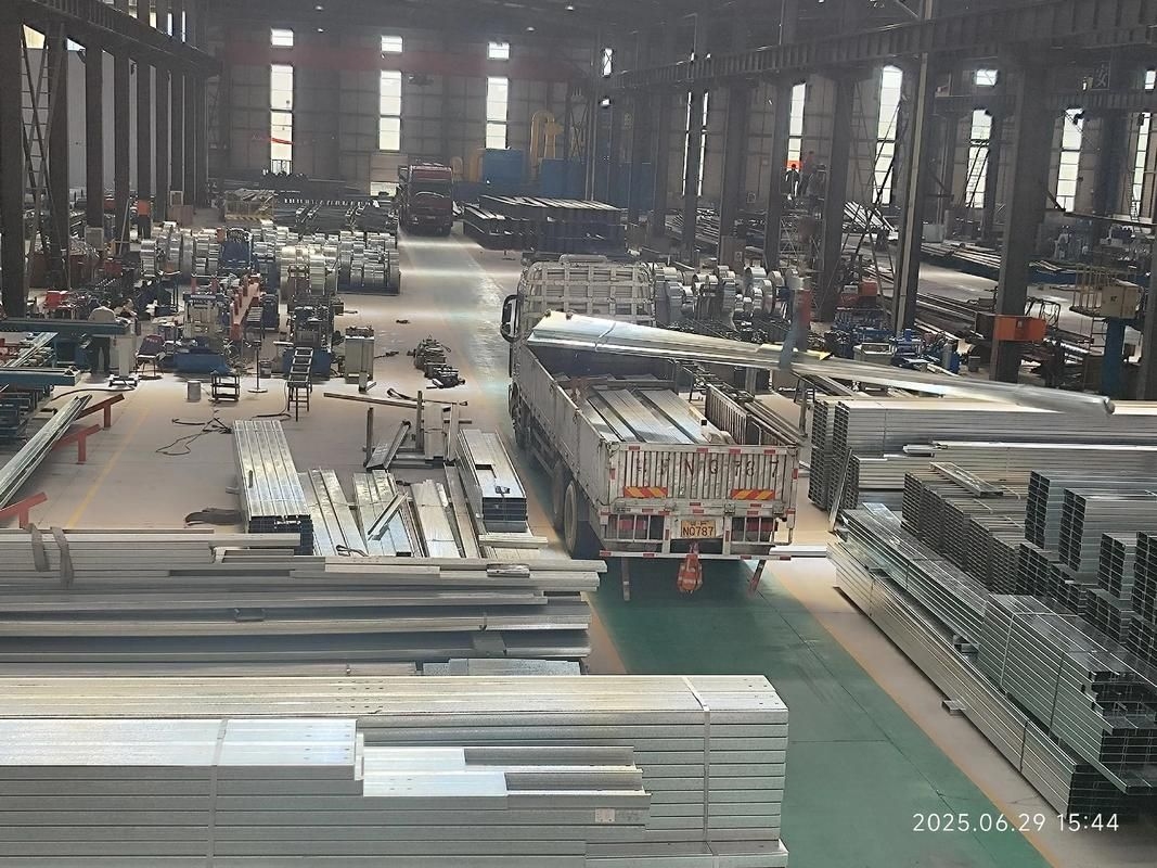 鋼結(jié)構(gòu)加工車間圖片(鋼結(jié)構(gòu)加工車間圖片共參考5篇,我?guī)湍阏伊艘恍╀摻Y(jié)構(gòu)加工車間的實(shí)景圖片)