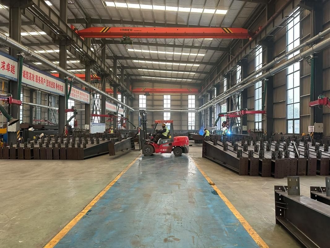 鋼結(jié)構(gòu)加工車間圖片(鋼結(jié)構(gòu)加工車間圖片共參考5篇,我?guī)湍阏伊艘恍╀摻Y(jié)構(gòu)加工車間的實(shí)景圖片)