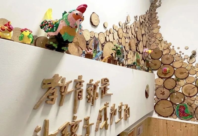 有哪些幼兒園樓梯設(shè)計(jì)案例？（幼兒園樓梯設(shè)計(jì)案例兼顧美觀、功能與教育意義）