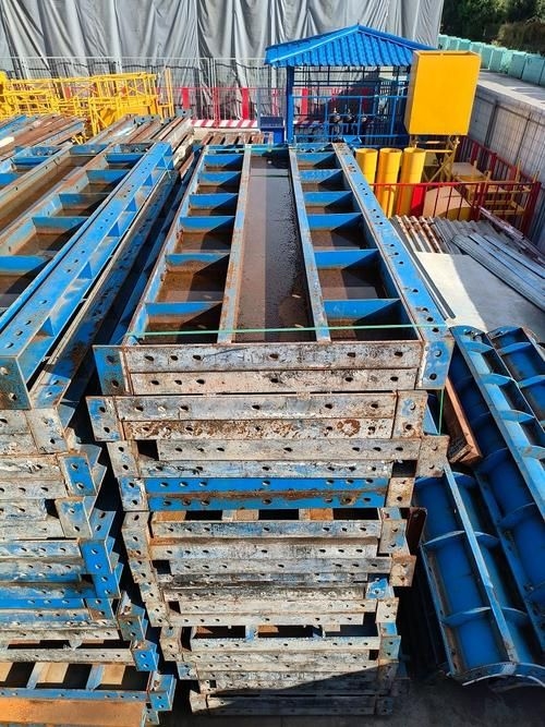 鋼模板圖片高清大圖(鋼模板圖片高清大圖共參考16篇資料,我?guī)湍阏伊艘恍╀撃0宓母咔鍒D片)