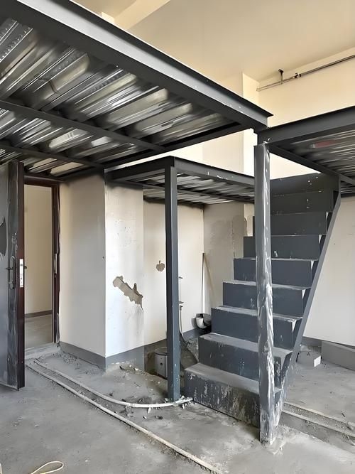 閣樓搭建中哪種材料更常見？（閣樓搭建中哪種材料更常見鋼木結(jié)構(gòu)和鋼混結(jié)構(gòu)哪個更耐用）