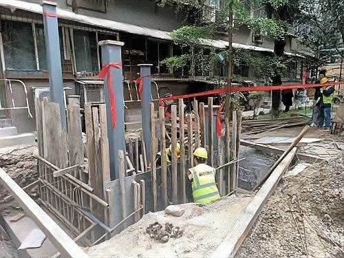 加裝電梯的費(fèi)用如何分?jǐn)偅浚ㄉ虾＠吓f小區(qū)加裝電梯費(fèi)用如何分?jǐn)偡桨赣蓸I(yè)主協(xié)商確定）