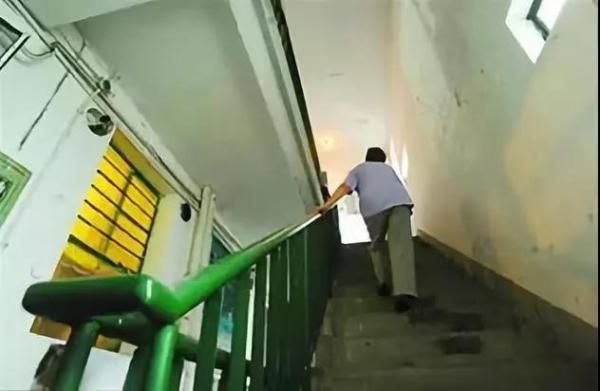 加裝電梯的費(fèi)用如何分?jǐn)?？（上海老舊小區(qū)加裝電梯費(fèi)用如何分?jǐn)偡桨赣蓸I(yè)主協(xié)商確定）