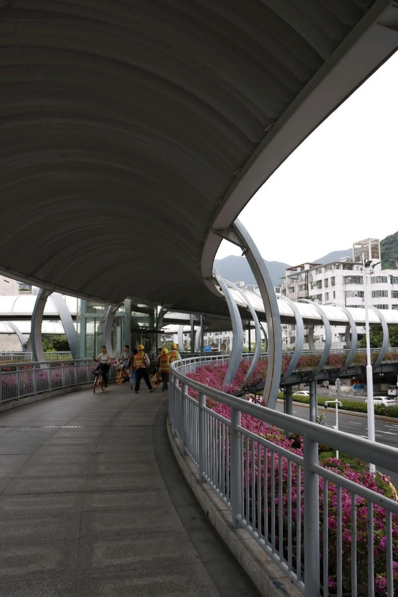 給我推薦一些經(jīng)典的鋼結(jié)構(gòu)景觀橋案例（給我推薦一些經(jīng)典的鋼結(jié)構(gòu)景觀橋案例,嘿，看來你對景觀橋很感興趣）