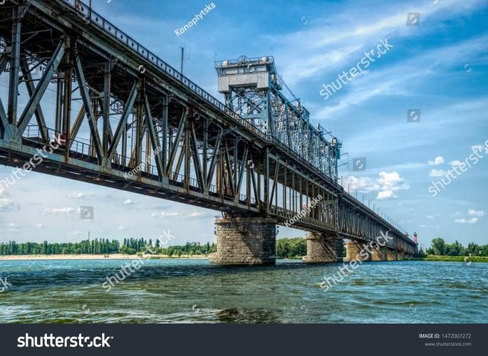 給我推薦一些經(jīng)典的鋼結(jié)構(gòu)景觀橋案例（給我推薦一些經(jīng)典的鋼結(jié)構(gòu)景觀橋案例,嘿，看來你對景觀橋很感興趣）