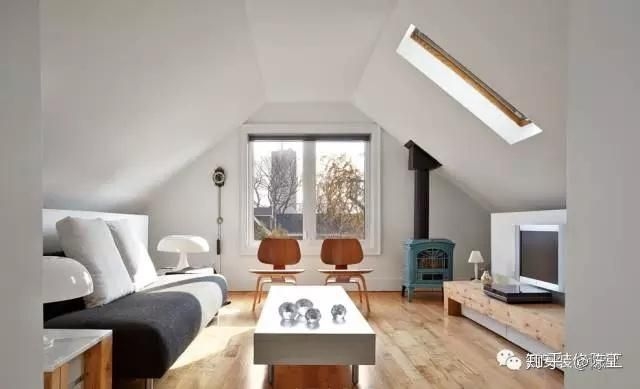 給我一些閣樓裝修的靈感（100款斜頂閣樓改造靈感|用進(jìn)口海洋板打造“空中儲(chǔ)物間”）