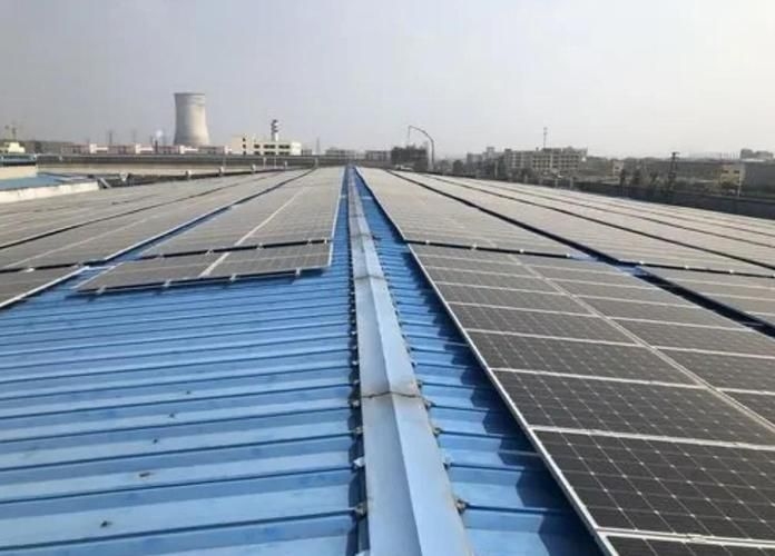 給我一些彩鋼屋頂光伏安裝的實景圖（彩鋼屋頂光伏安裝避坑指南）