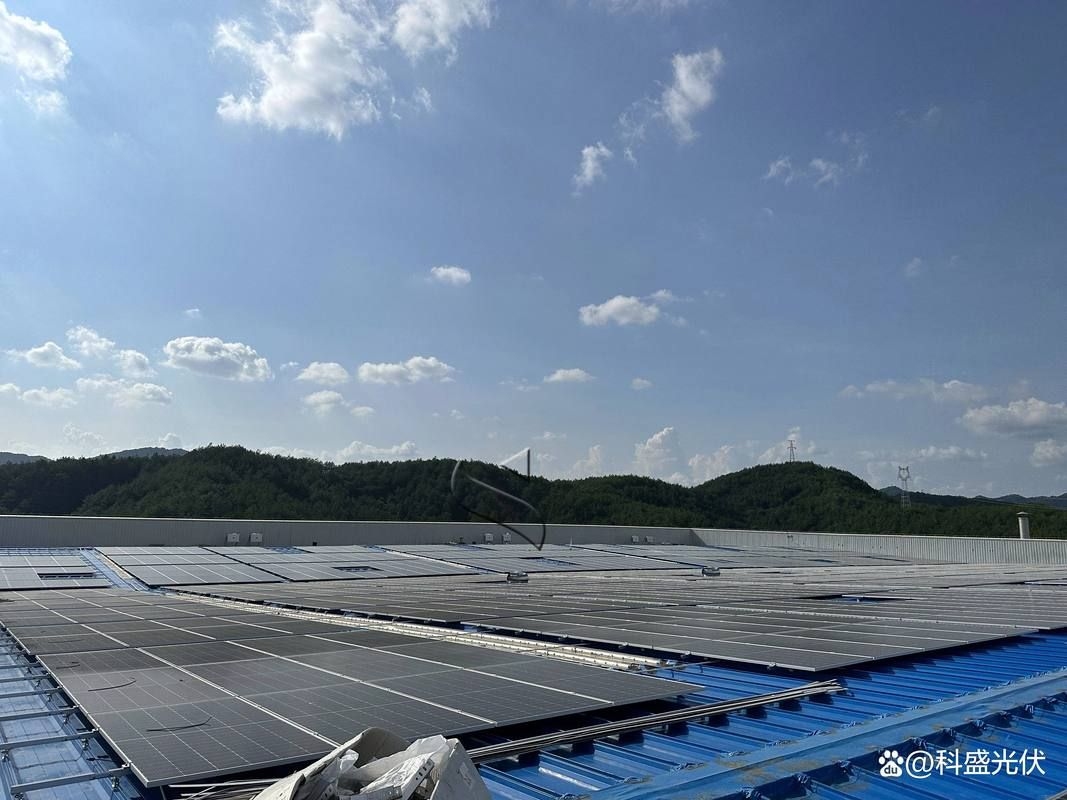 給我一些彩鋼屋頂光伏安裝的實景圖（彩鋼屋頂光伏安裝避坑指南）