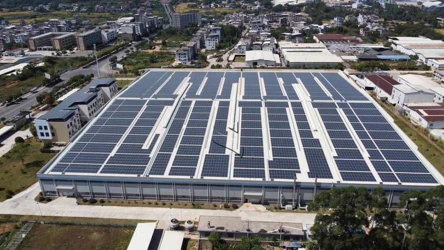 給我一些彩鋼屋頂光伏安裝的實景圖（彩鋼屋頂光伏安裝避坑指南）