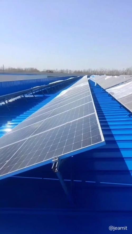 給我一些彩鋼屋頂光伏安裝的實景圖（彩鋼屋頂光伏安裝避坑指南）