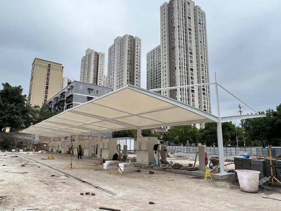 給我一些鋼構(gòu)車棚的圖片（給我一些鋼構(gòu)車棚的圖片,我?guī)湍阏砹艘恍╀摌?gòu)車棚的實(shí)景圖）