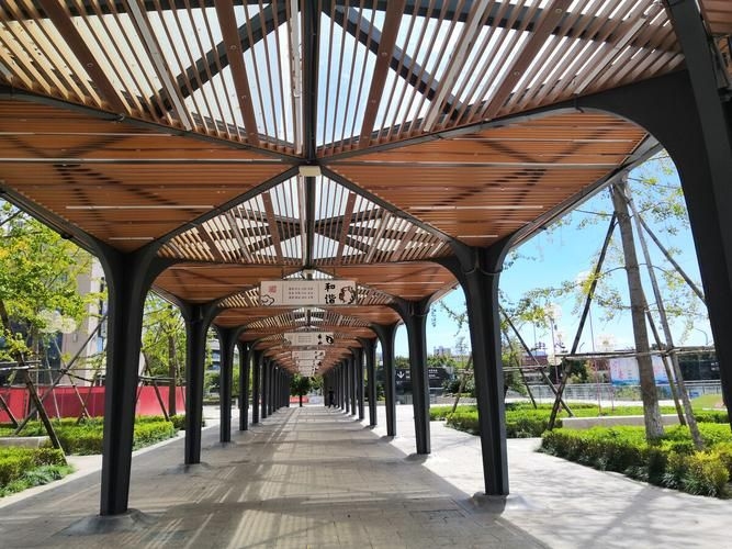 給我一些鋼結(jié)構(gòu)景觀長廊的設(shè)計(jì)案例（給我一些鋼結(jié)構(gòu)景觀長廊的設(shè)計(jì)案例,嘿，看來你對(duì)鋼結(jié)構(gòu)景觀長廊的設(shè)計(jì)很感興趣呀）