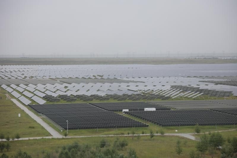 屋頂光伏發(fā)電的壽命是多久？（屋頂光伏發(fā)電的壽命一般在25-30年,但實(shí)際能用多久） 行業(yè)新聞 第4張