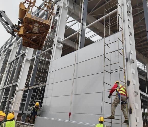 給我一些鋼結(jié)構(gòu)廠房外墻板安裝的圖片（給我一些鋼結(jié)構(gòu)廠房外墻板安裝的圖片,我?guī)湍阏伊艘恍╀摻Y(jié)構(gòu)廠房外墻板安裝的圖片） 行業(yè)新聞 第1張